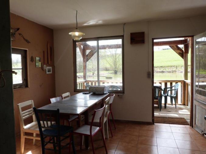 CABANE DANS LES BOIS sur étang privé 