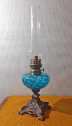 Lampe à huile, métal et verre bleu