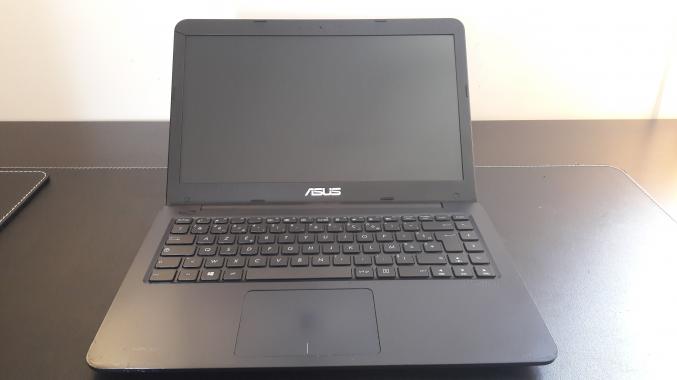 Asus VivoBook 14' + 3 Chargeurs d'alimentation OFFERT
