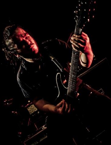 Professeur de guitare donne cours à domicile