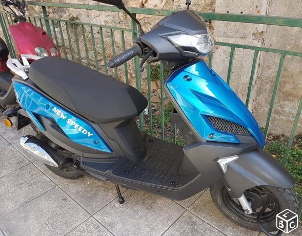 OCCASION A NE PAS RATER: SCOOTER ETAT NEUF A 699 EUROS SEULEMENT