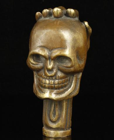 POMMEAU DE CANNE SKULL AVEC MAIN POSEE