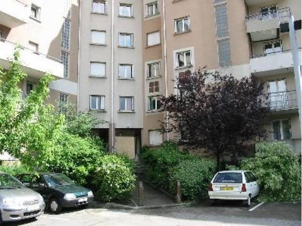 Nanterre t2 de 45 m² + terrasse 12m2 parking privé