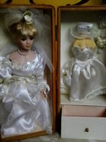 Ancienne poupée en robe de mariée dans male de transport