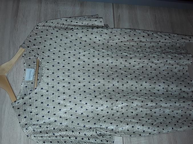 Haut beige satinée à pois