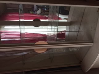 Vitrine beige miroirs intérieurs