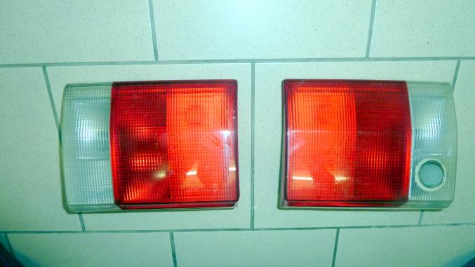 Vend deux feux arrière de Audi 80