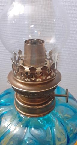 Lampe à huile, métal et verre bleu