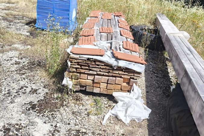 Tuiles neuves et bois de charpente