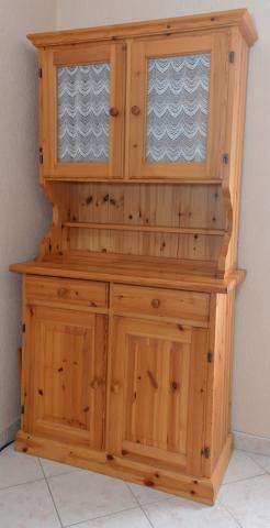 Buffet haut en pin massif en 2 parties hauteur total 191 cm.