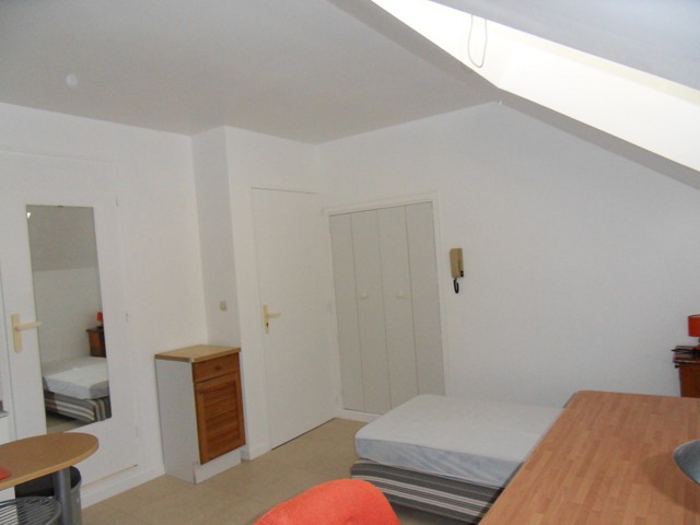 Bourges studio meublé 18m2  305euros Dispo le 2 novembre