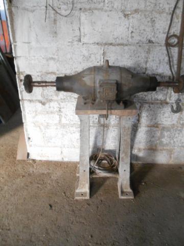 Gros touret avec brosses métalliques