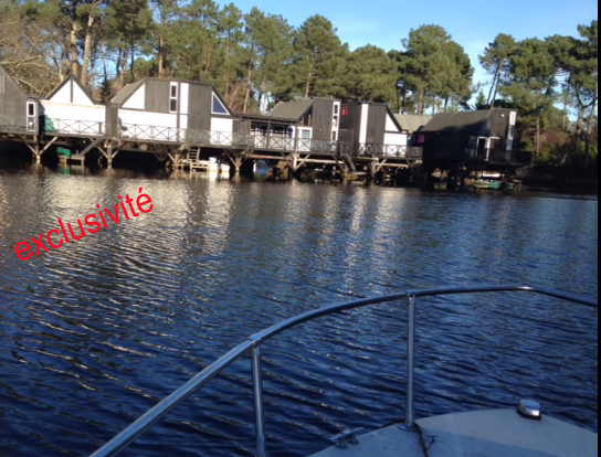 VILLA AU BORD DE L EAU