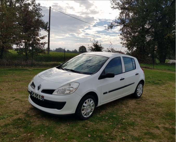 Je donne m'a voiture renault clio lll 1.5l dci 85ch en bon état