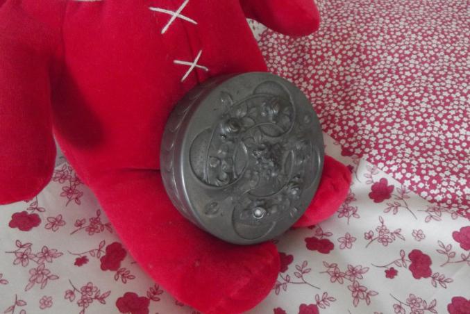 Boite en étain signée