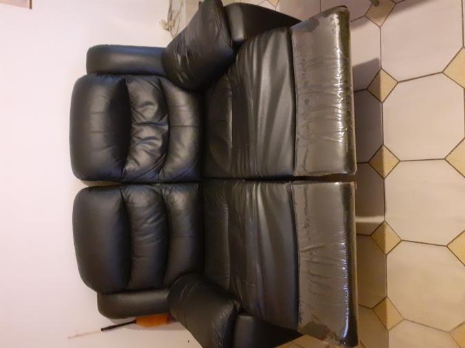 Vend canapé en Cuir noir 2 places 