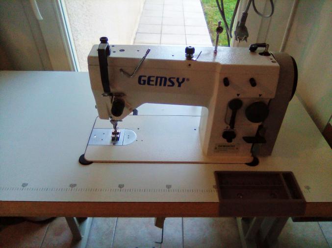 Machine à coudre  artisanale