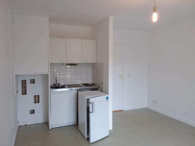 Studio avec petite cour