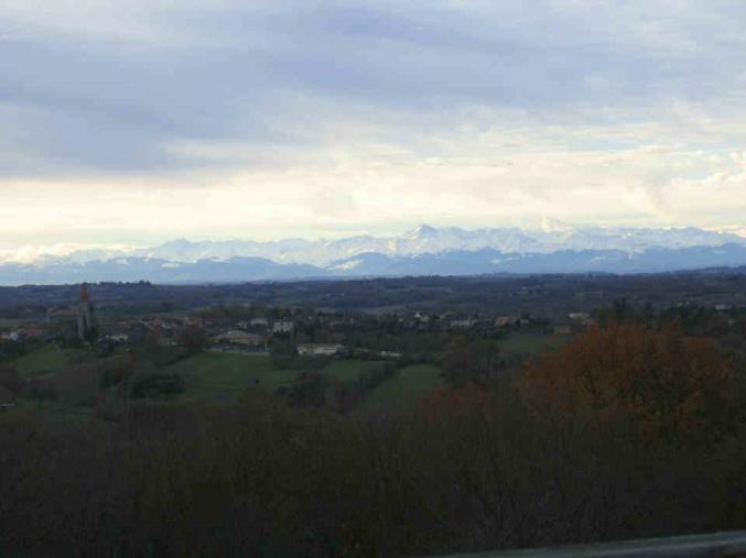 Vue Panoramique Pyrenees en Forest avec Lac et  plage