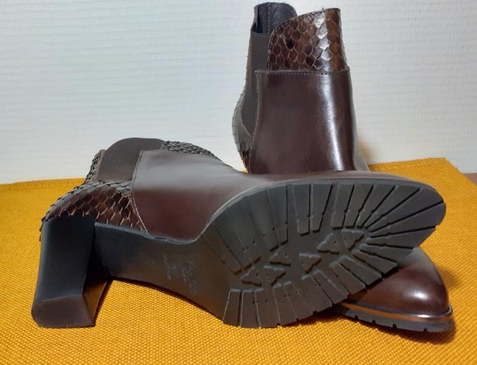 Bottines tout cuir, marque Perlato, état neuf.