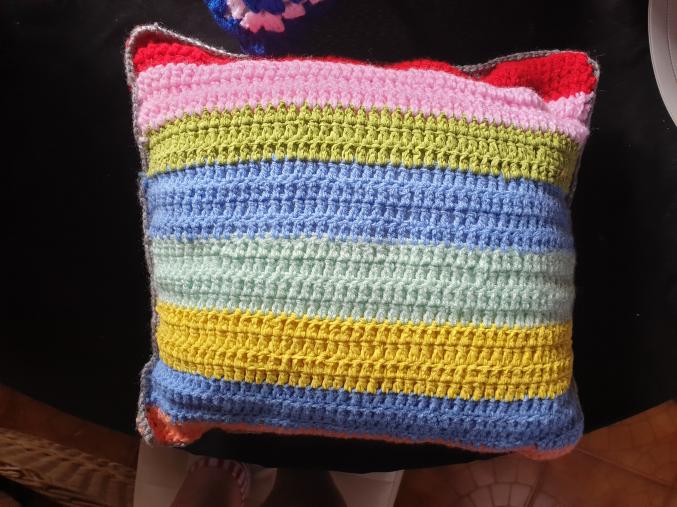 Je vends coussins et tais au crochets multicolores
