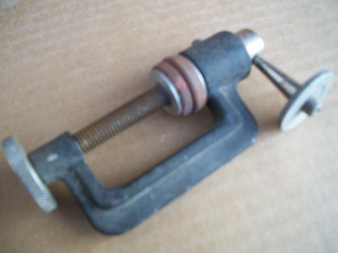 Serre joint avec fixation a rotule pour appareils divers