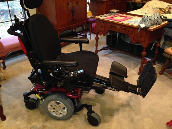  Fauteuil roulant électrique invacare année 2013 état neuf 