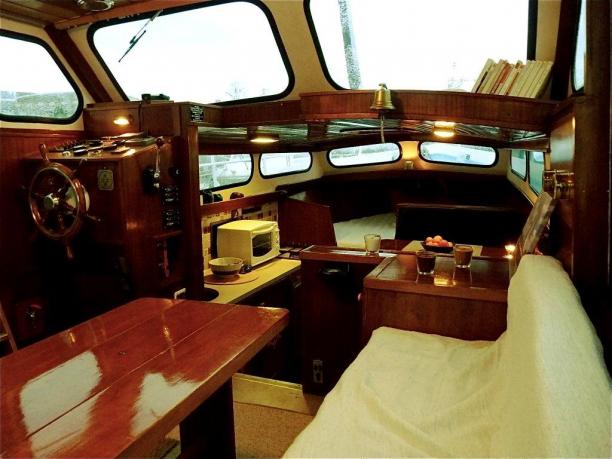 Pouilly-en-Auxois - Bateau vedette à quai