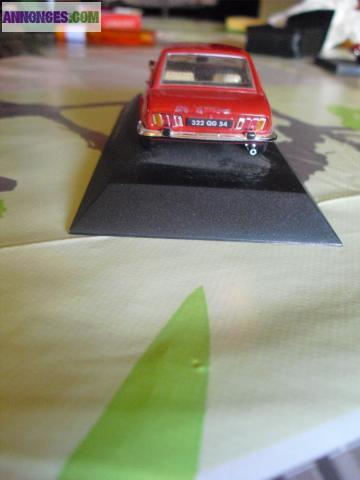Voiture PEUGEOT 504 COUPE 1969 sur socle