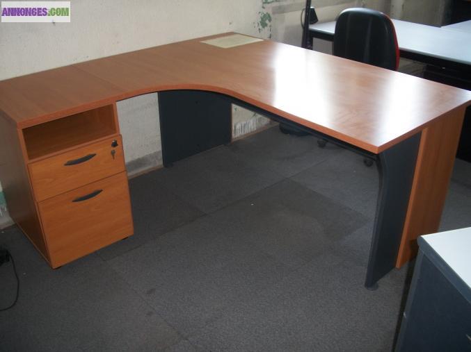 BUREAU DROIT AVEC LEGER RETOUR