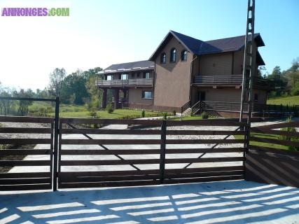 A vendre 33000 m2 terrain + 2 maisons