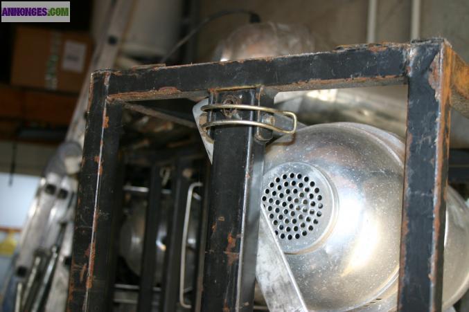 Projecteurs par 64 en cages