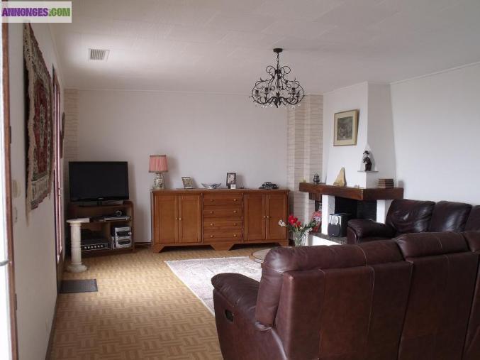 Maison de plain-pied avec jardin