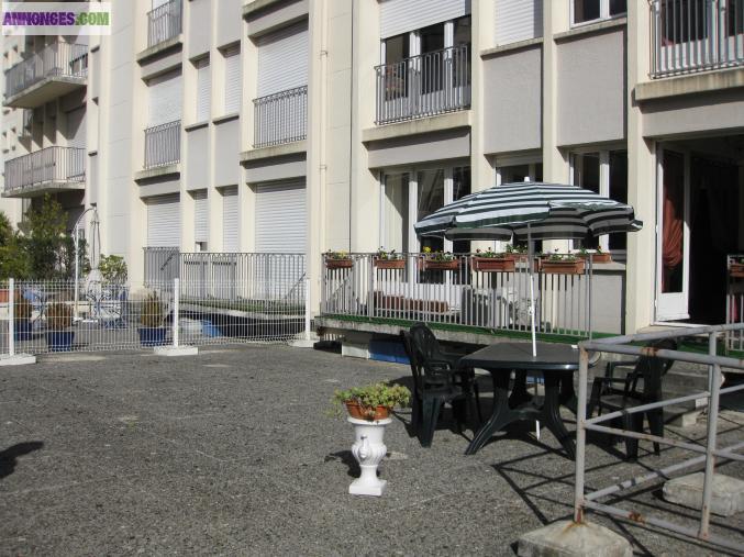 F2 plein centre en face FNAC, ascenseur, très grande terrasse