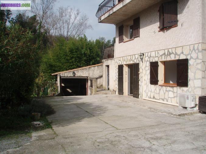 3 pieces plein pied + grang garage et annexes.