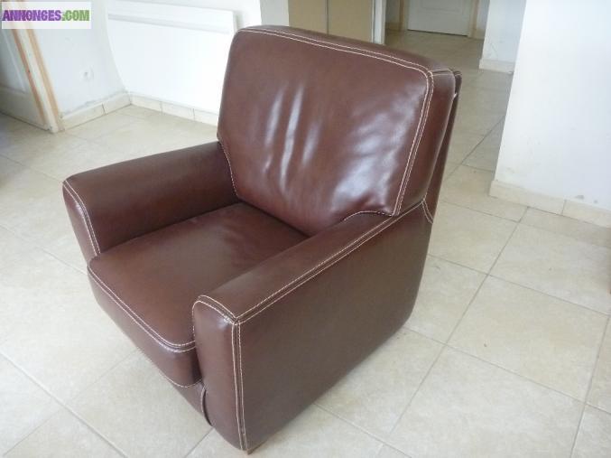 Canapé et fauteuil en vraie cuir marron surpiqué.