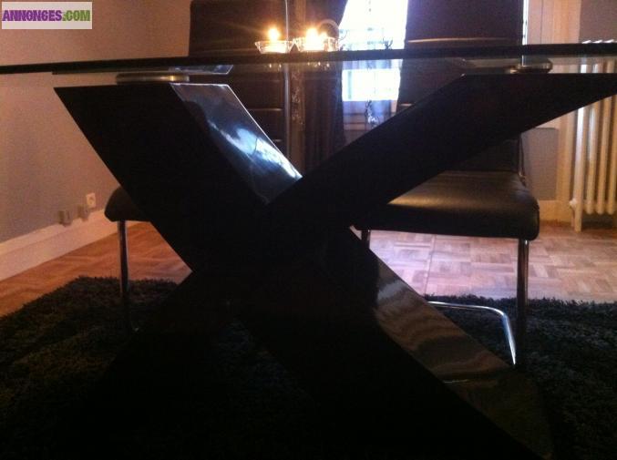 Table en verre + 4 chaises en cuir noir