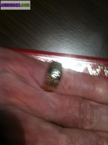 Une bague trois ors avec un diamant