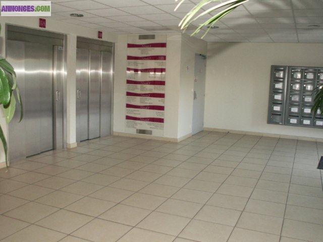 LOUE BUREAU 80 M2 EN ZONE FRANCHE MARSEILLE 2EME