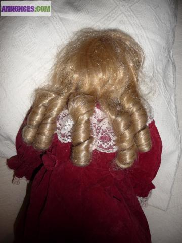 POUPEE EN PORCELAINE