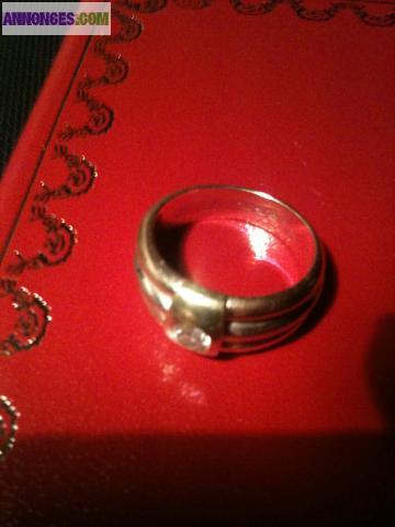 Une bague trois ors avec un diamant