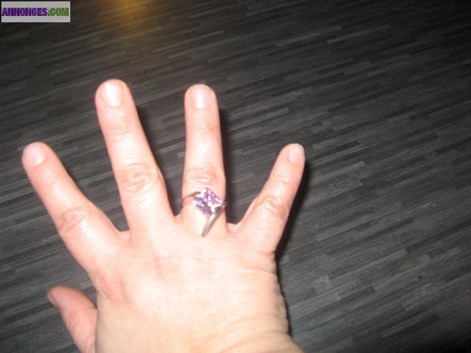 Belle bague en argent sertie