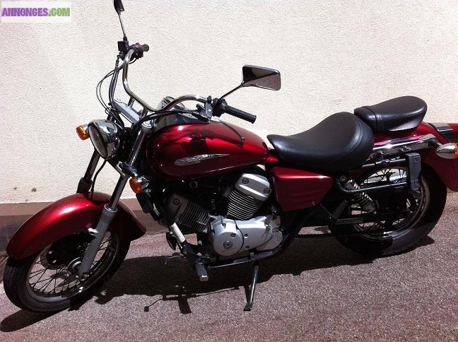 MOTO HONDA SHADOW 125 ROUGE 1800 €