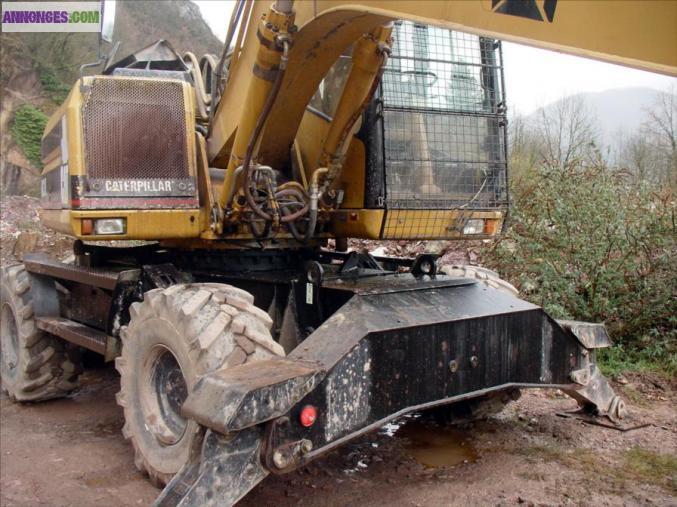 Pelle Pneus CAT M318