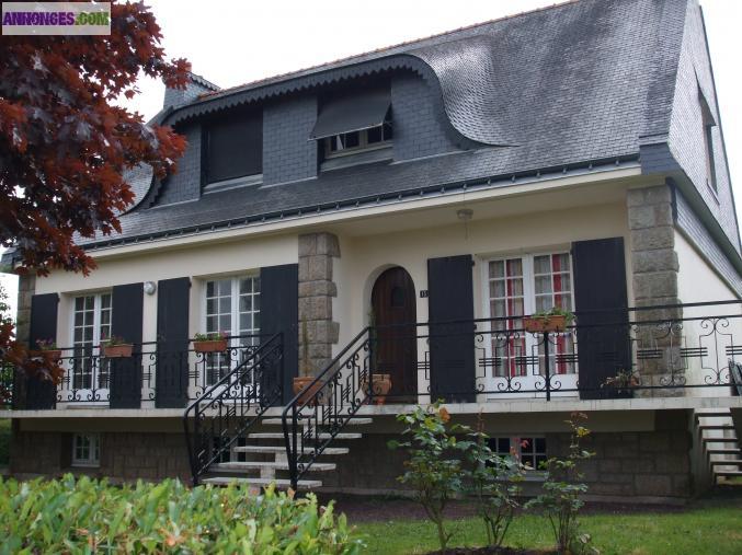 Néo-Breton. de 6 chambres, terrain de 668 m2 ,au centre-ville de BAUD