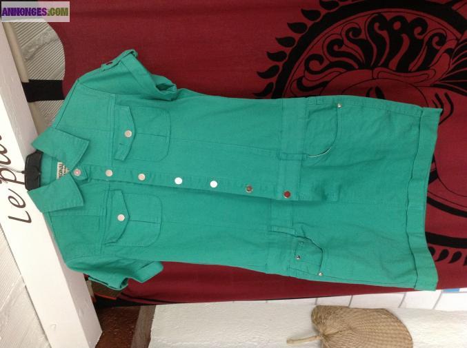 Nombreux vêtements femme