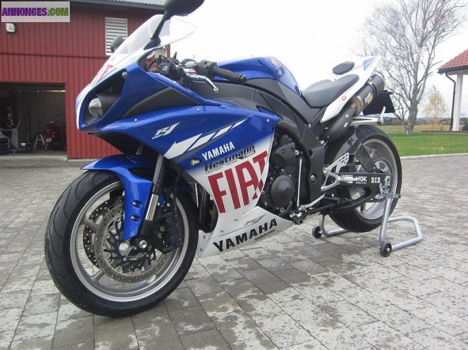 Jolie Yamaha R1 2006