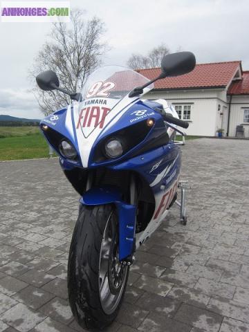 Jolie Yamaha R1 2006