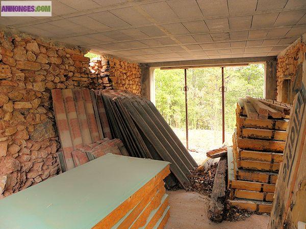 Cabanon en pierres à restaurer en Luberon
