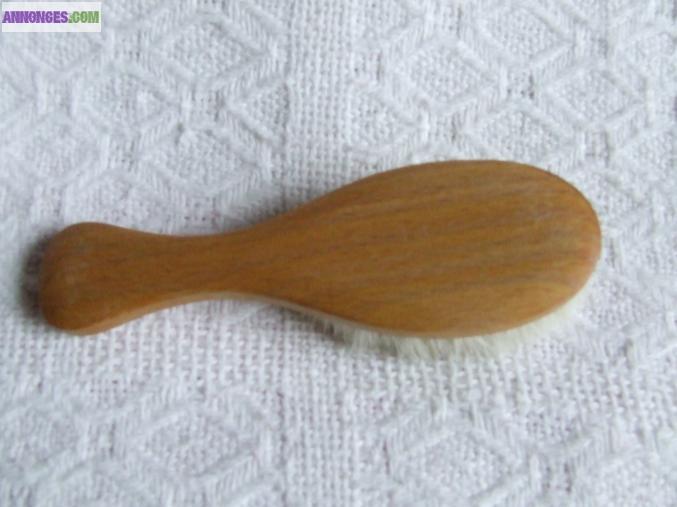 Petite brosse pour bébé en bois de hêtre et poils de chèvre douce -stepreg-